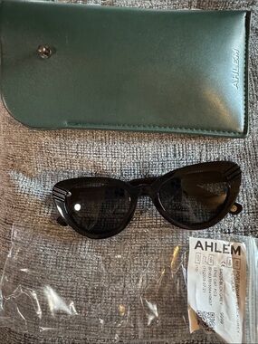 AHLEM Women's Black Cat-Eye Sunglasses - Black